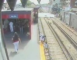 Người nhà nạn nhân MH370 an ủi thân nhân hành khách MH17